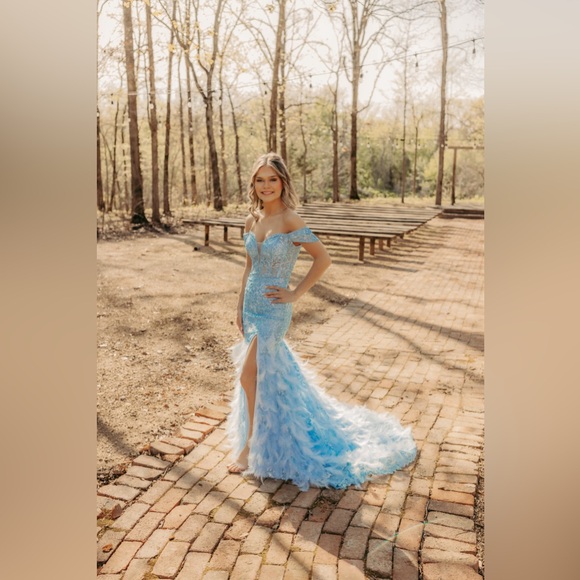 Light blue prom dress with feather train - Picture 3 of 4